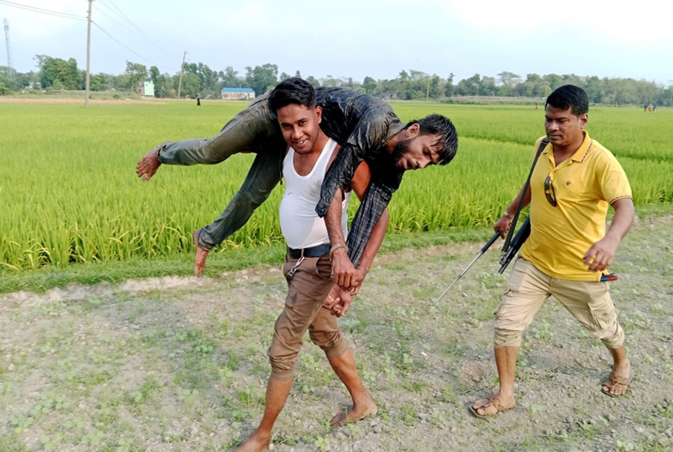 গ্রেফতার করে ডাকাতকে কাঁধে নিয়ে ছুটল পুলিশ, ছবি ভাইরাল