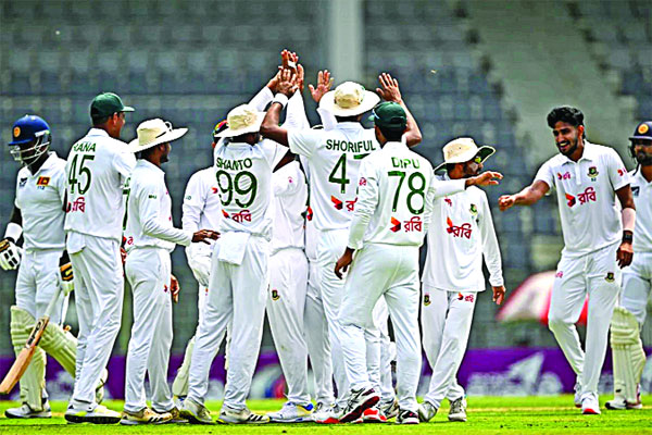 পেসারদের দিনে দুই সেঞ্চুরি