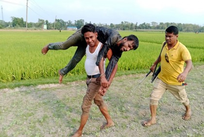 গ্রেফতার করে ডাকাতকে কাঁধে নিয়ে ছুটল পুলিশ, ছবি ভাইরাল