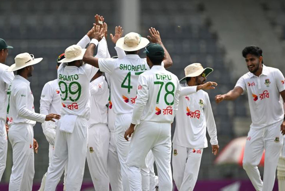 লঙ্কান শিবিরে দিনের শুরুতেই খালেদের আঘাত