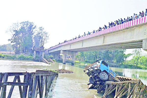 বেইলি ব্রিজ ভেঙে ট্রাক খালে