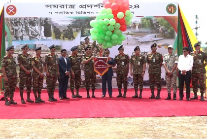 শেখ হাসিনা সেনানিবাসে সমরাস্ত্র প্রদর্শনী