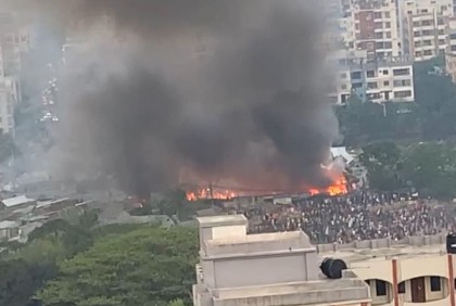 রাজধানীর কড়াইল বস্তিতে আগুন

