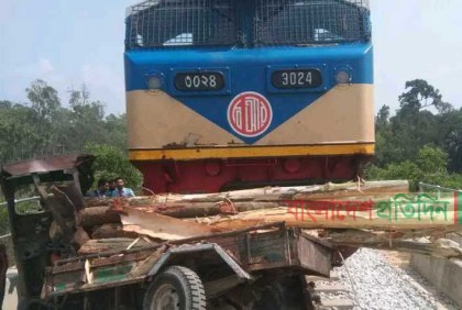 চকরিয়ায় কক্সবাজার এক্সপ্রেসের সঙ্গে নসিমনের ধাক্কা     