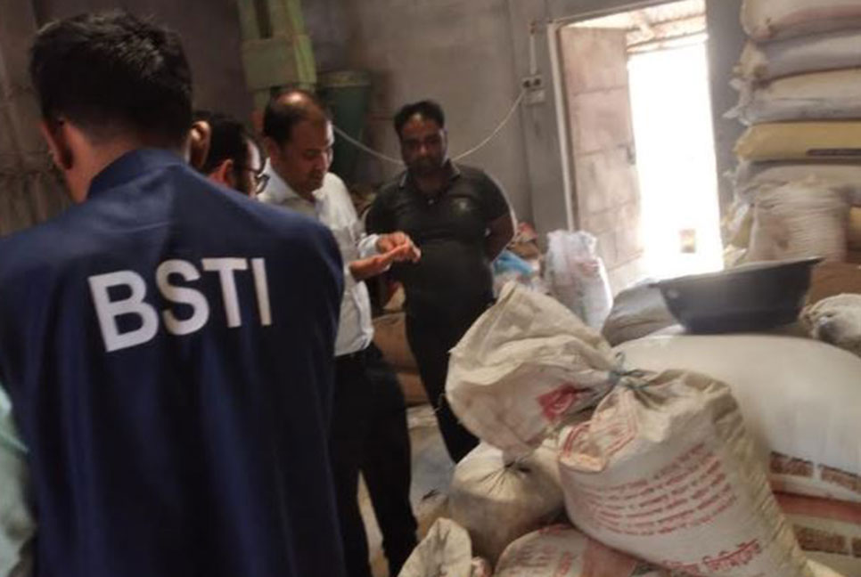 রংপুরে মুড়িতে ভেজাল দেওয়ায় জরিমানা