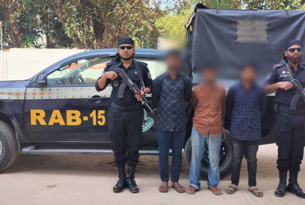 মিয়ানমারে পাচারকালে ৩১৩৫ লিটার অকটেনসহ আটক ৩