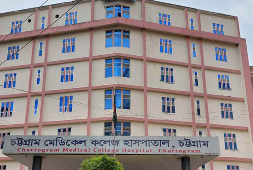 ইন্টার্ন চিকিৎসকদের কর্মবিরতি চলছে    
