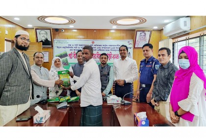 কৃষকদের মাঝে পাট বীজ ও সার বিতরণ