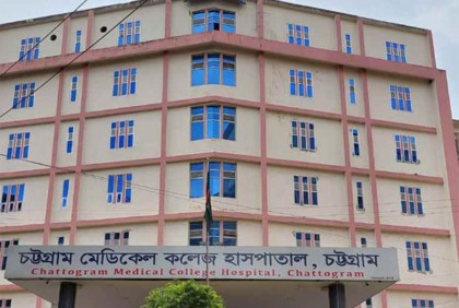 ইন্টার্ন চিকিৎসকদের কর্মবিরতি চলছে    