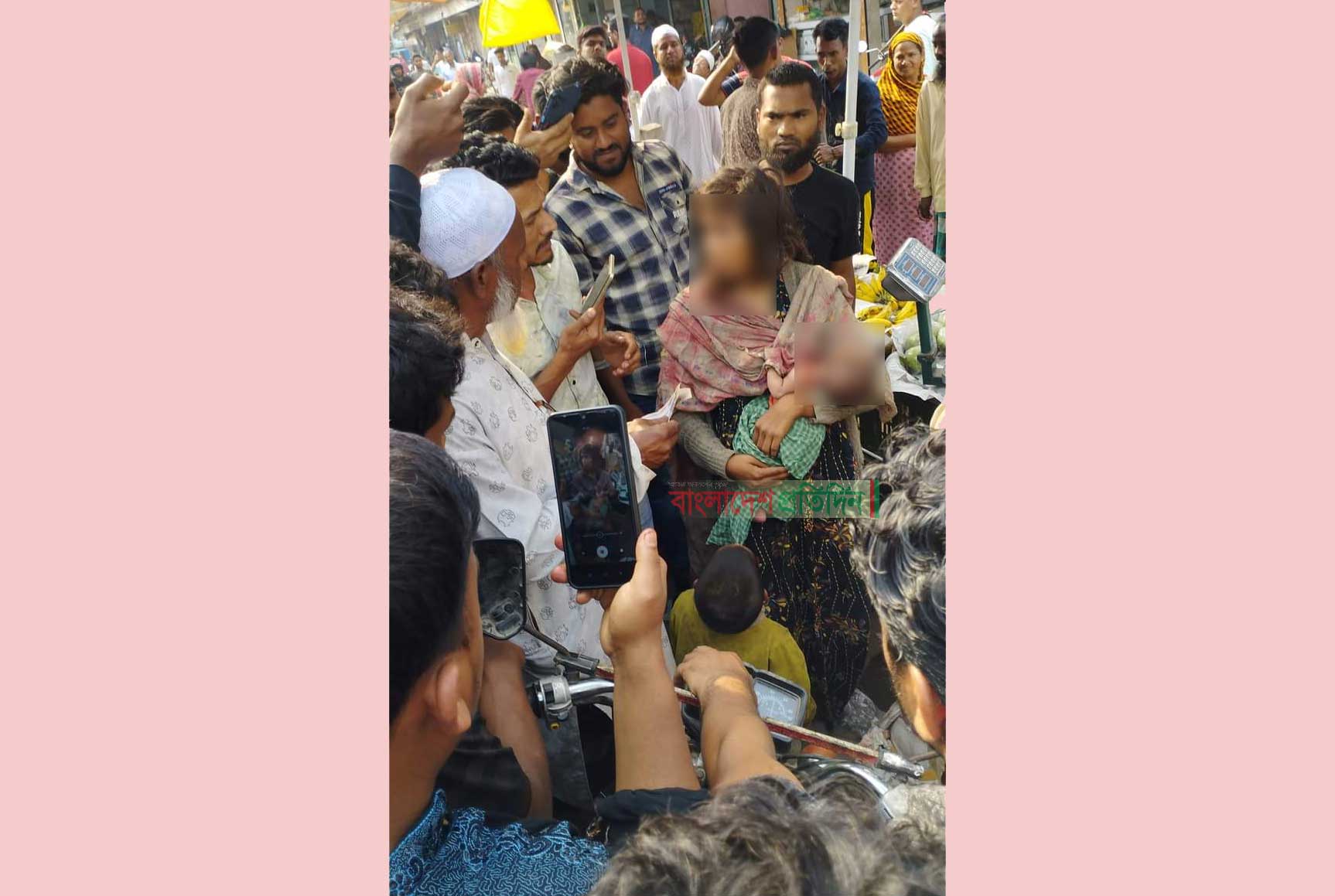 প্রকাশ্যে সন্তানকে ২৫শ’ টাকায় বিক্রি করলেন মা, আবার ফেরত নিলেন