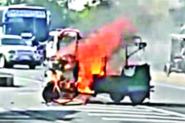 অটোরিকশায় পুড়ে অঙ্গার চালক