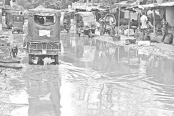 বেহাল রাস্তায় দুর্ভোগ চরমে