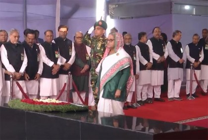 বঙ্গবন্ধুর প্রতিকৃতিতে প্রধানমন্ত্রীর শ্রদ্ধা  