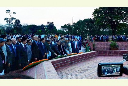 জাতীয় স্মৃতিসৌধে দায়িত্বপ্রাপ্ত প্রধান বিচারপতির শ্রদ্ধা নিবেদন