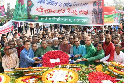 স্মৃতিসৌধে জাতীয় বিশ্ববিদ্যালয় উপাচার্যের শ্রদ্ধা