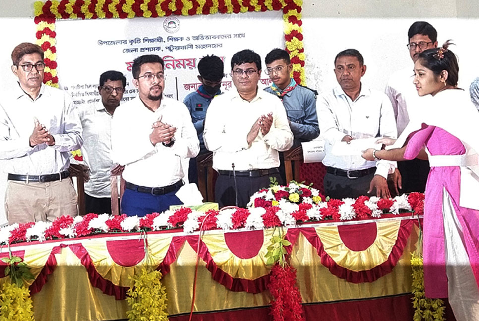 গলাচিপায় ৫০ শিক্ষার্থীর মাঝে ‍বৃত্তির চেক বিতরণ


