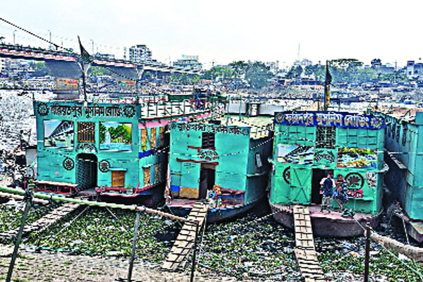 ভাসমান হোটেলে রাতযাপন মাত্র ৫০ টাকায়!