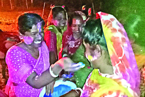 আদিবাসীদের ফাগুয়া উৎসব পালিত
