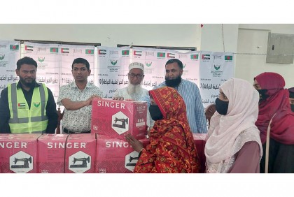 মোরেলগঞ্জে অসচ্ছল পরিবারের মাঝে সেলাই মেশিন বিতরণ