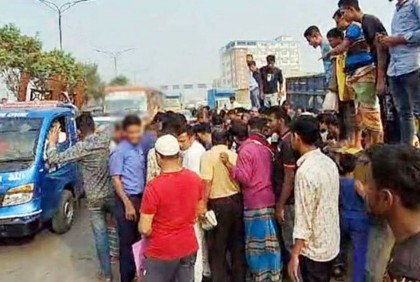  আড়াইহাজারে বাসের ধাক্কায় ট্রাফিক পুলিশ সদস্য নিহত