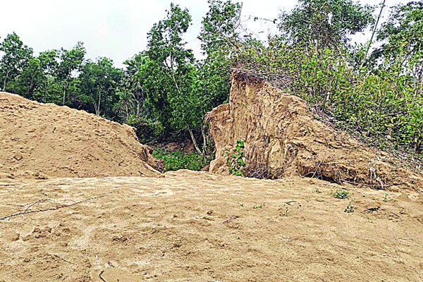 নির্বিচারে মাটি কাটায় অস্তিত্ব সংকটে লালমাই পাহাড়