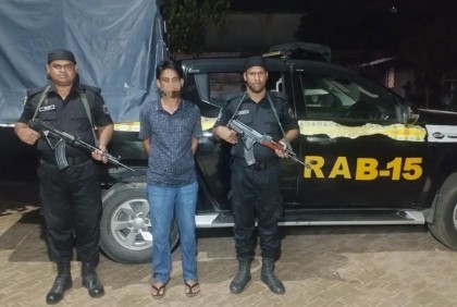 টেকনাফে র‍্যাবের অভিযানে অস্ত্রসহ রোহিঙ্গা সন্ত্রাসী আটক