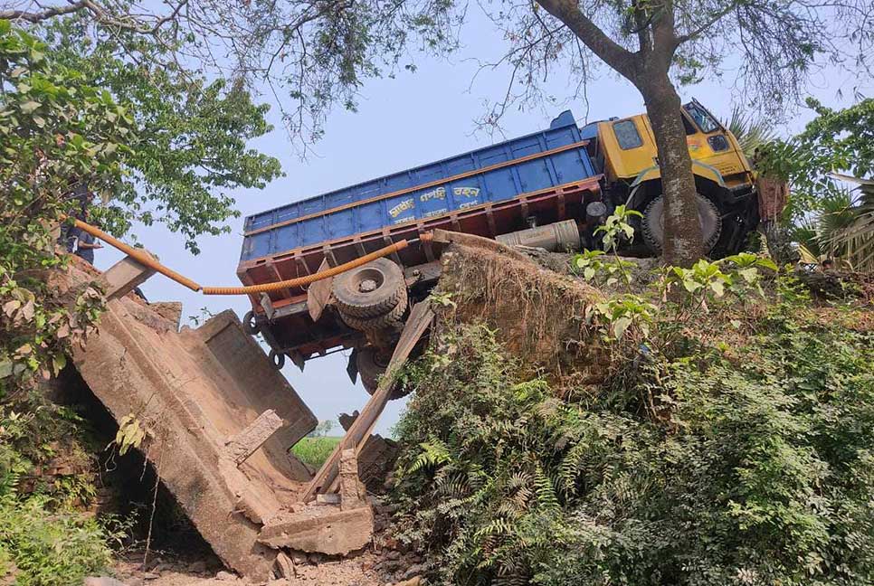 ট্রাক উঠতেই ভেঙে গেল জরাজীর্ণ বক্স কালভার্ট 