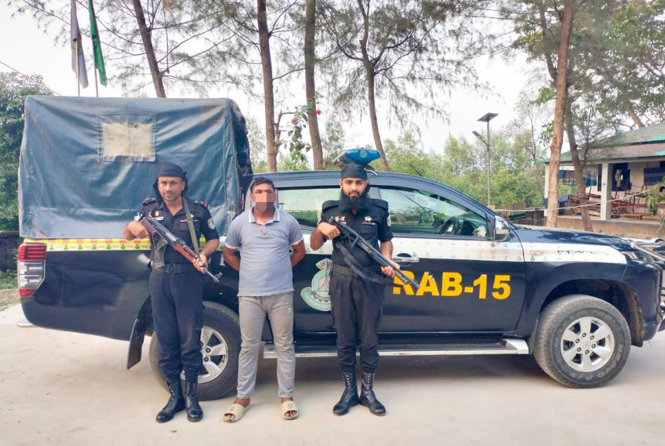 টেকনাফে র্যাবের অভিযানে অস্ত্র কারবারি আটক