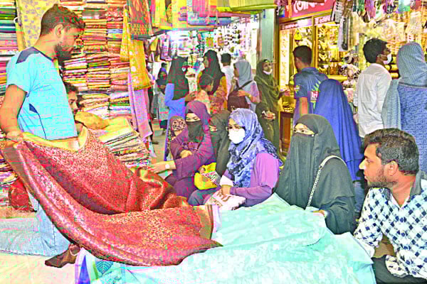পছন্দের শীর্ষে তানাবানা শাড়ি