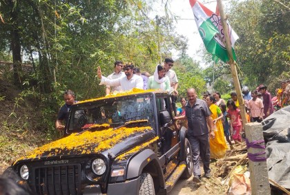 ভোটারদের মন পেতে কেউ করছেন বাজার, কেউ খাচ্ছেন মাটিতে বসে