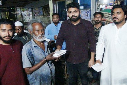 ফরিদপুরে ছিন্নমূল মানুষের মাঝে ছাত্রলীগের ইফতার বিতরণ