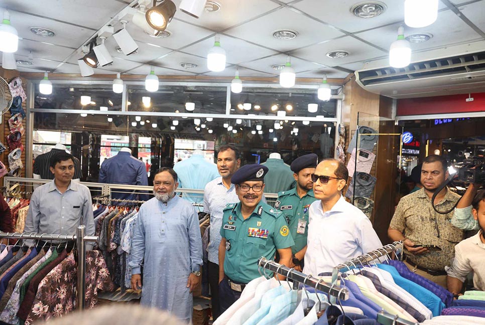 ঈদ বাজার পরিদর্শনে সিএমপি কমিশনার
