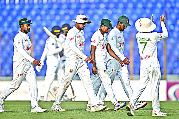 টাইগারদের ক্যাচ মিসের মহড়া