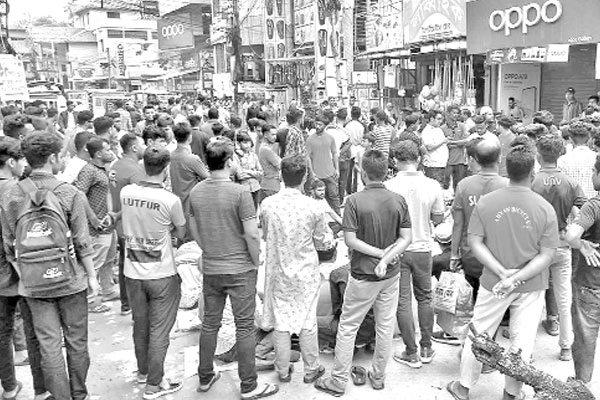 হবিগঞ্জে চুরির প্রতিবাদে সড়ক অবরোধ, বিক্ষোভ ব্যবসায়ীদের