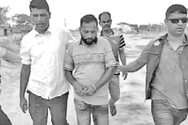 পুলিশ ফাঁড়ি লুটের আসামি গ্রেফতার
