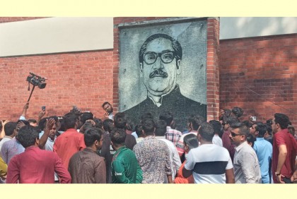 বুয়েটে বঙ্গবন্ধুর প্রতিকৃতিতে ছাত্রলীগের শ্রদ্ধা

