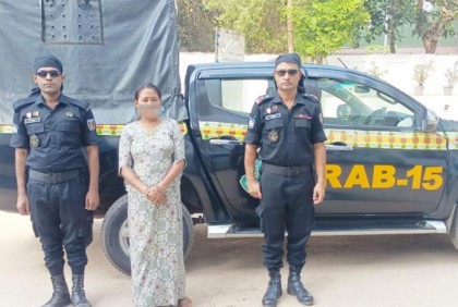 বান্দরবানে চোরাচালান চক্রের নারী সদস্য গ্রেফতার