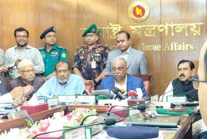 ঈদে সড়কে চাঁদাবাজি ও অতিরিক্ত যাত্রী পরিবহন নিয়ে যা বললেন স্বরাষ্ট্রমন্ত্রী

