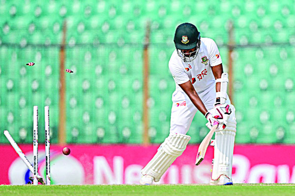 আবারও ব্যাটিং ধস