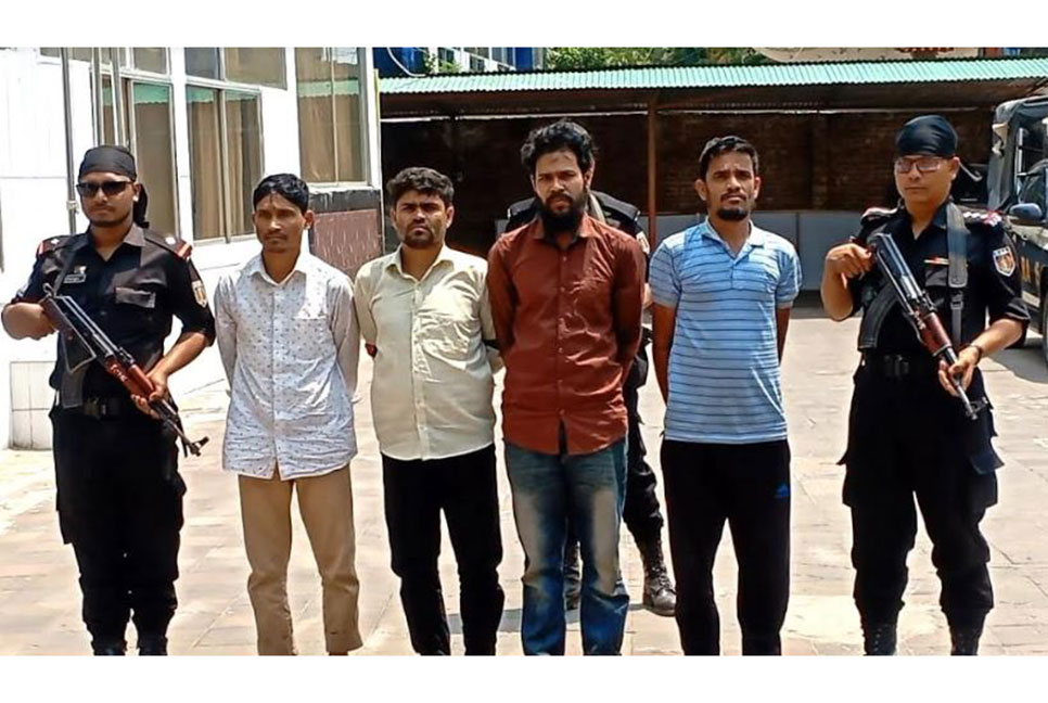 অস্ত্রসহ ডাকাত দলের ৪ সদস্য গ্রেফতার