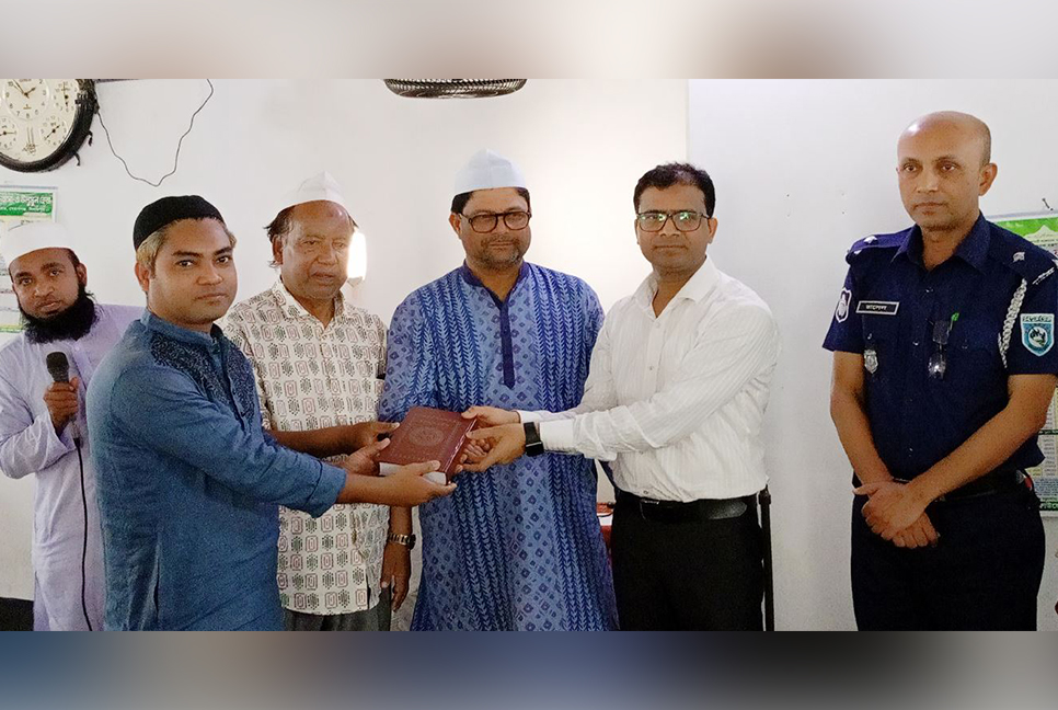 বোচাগঞ্জে শিক্ষার্থীদের মাঝে কোরআন বিতরণ