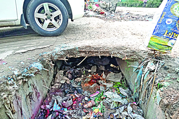 ড্রেন যেন ময়লার ভাগাড়!