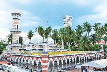 কুয়ালালামপুরে পর্যটকদের নজর কাড়ে যে মসজিদ