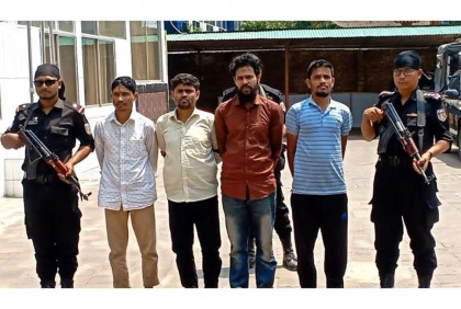 অস্ত্রসহ ডাকাত দলের ৪ সদস্য গ্রেফতার