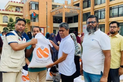 নোয়াখালী পৌরসভার উদ্যোগে দুস্থ মানুষের মাঝে ঈদ উপহার বিতরণ