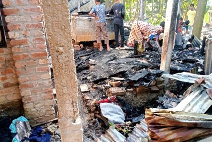 গাইবান্ধায় অগ্নিকাণ্ডে ৮টি ঘর পুড়ে ছাই