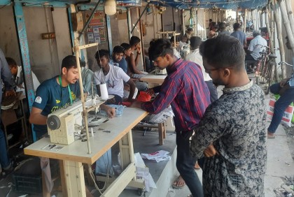 ঈদ ঘিরে জয়পুরহাটে দর্জিদের বেড়েছে ব্যস্ততা