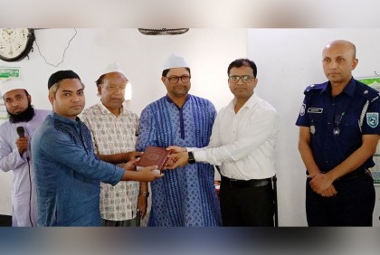 বোচাগঞ্জে শিক্ষার্থীদের মাঝে কোরআন বিতরণ