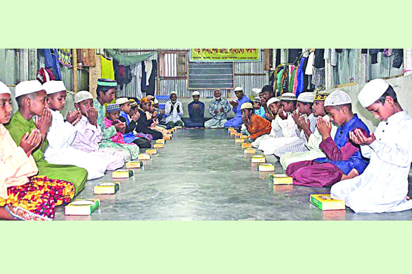 তৃপ্তিসহকারে ইফতার করি