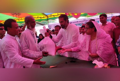 বাগেরহাটে এমপি শেখ তন্ময়ের ইফতার ও ঈদ উপহার বিতরণ